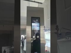 エレベーターの警官